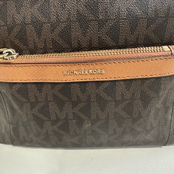 Michael Michael Kors
MORGAN MESSENGER IN SIGNATURE PRINT - Picture 4 of 15